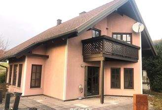 Hausansicht von Terrasse