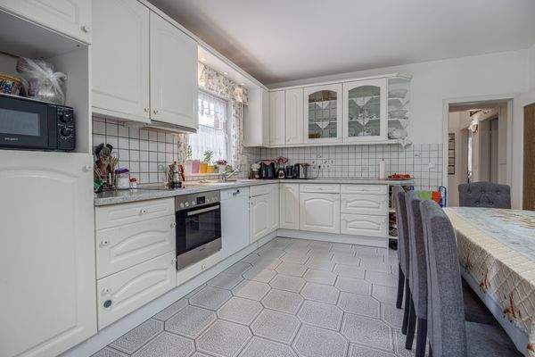 hell und mit viel Arbeitsflächen