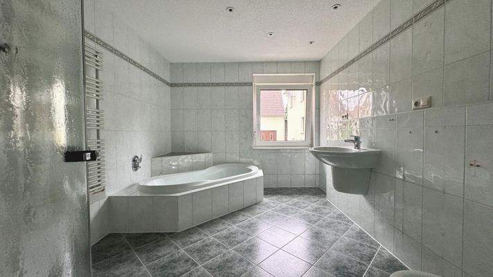 Badezimmer mit Wanne & Dusche - Erdgeschoss