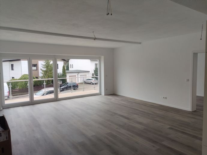 Erstbezug (Neubau) 3-Zimmer-Wohnung mit großem Balkon, EBK sowie TG-Stellplatz