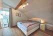 geräumiges Schlafzimmer mit Balkonzugang