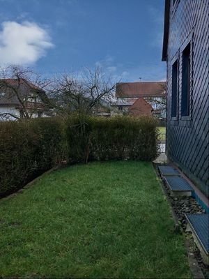 ...kleiner Hausgarten hinter dem Haus