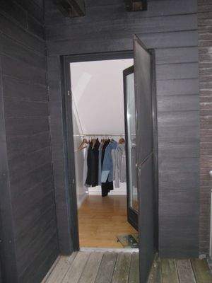 Blick Loggia in den begehbaren Kleiderschrank