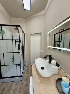 Badezimmer mit Dusche, WC und Waschtrockner