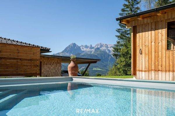 Pool mit Bergblick