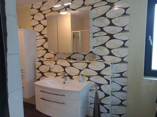 Badezimmer mit Dusche und Bad 