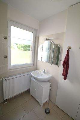 helles Badezimmer mit Tageslicht
