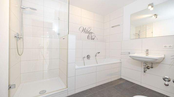 Badezimmer mit Dusche