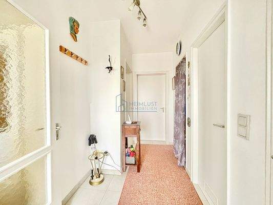 Geräumiger Flur mit direkten Zugängen zu jedem Raum