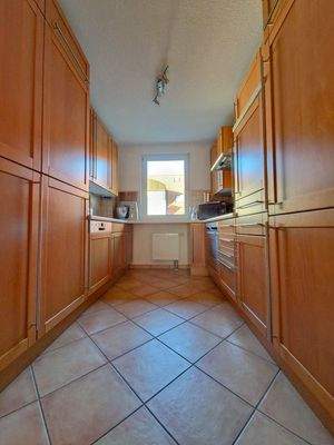 Küche - Zeitlose Einbauküche in Holzdekor mit allen Elektrogeräten, im Kaufpreis enthalten