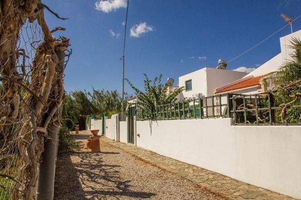 Kreta, Maleme: Traditionelles kretisches Haus zu verkaufen, nur wenige Schritte vom Strand entfernt