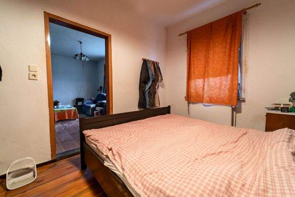 Schlafzimmer mit Blick ins Nebenzimmer