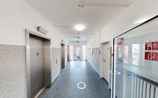 Büroflur mit Aufzügen