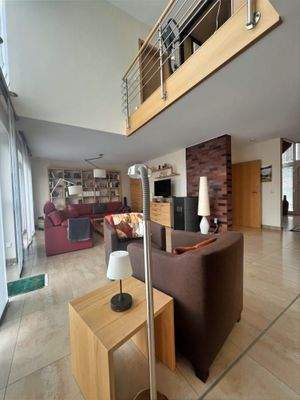 Wohnzimmer mit offener Galerie