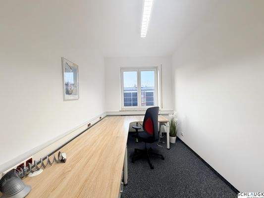 Bürozimmer mit Schreibtisch und Stuhl