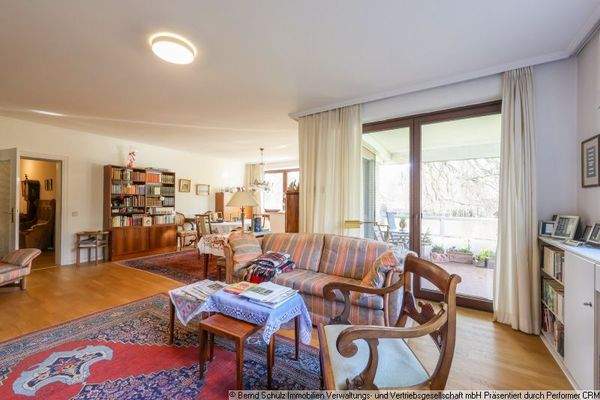 3 Wohnzimmer mit Balkonzugang