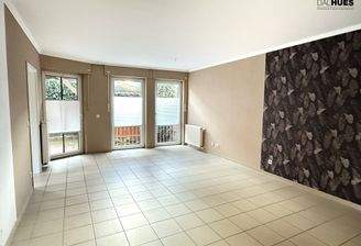 Wohnzimmer mit Zugang zum Garten