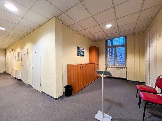 Flur mit Wartebereich