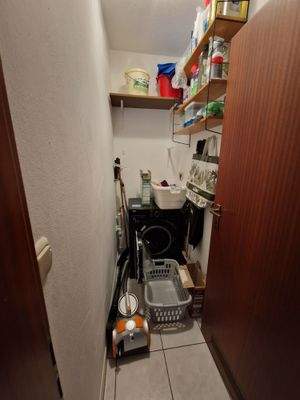 Speisekammer mit Waschmaschinenplatz