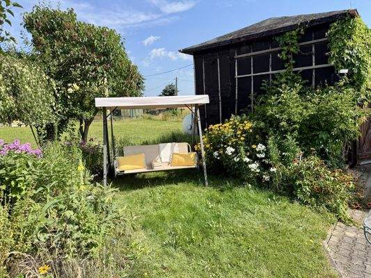 Staudenbeet mit Schuppen