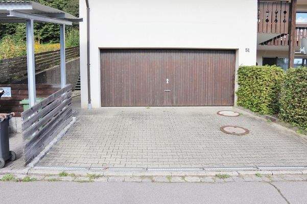 Garagenansicht und Stellplatz