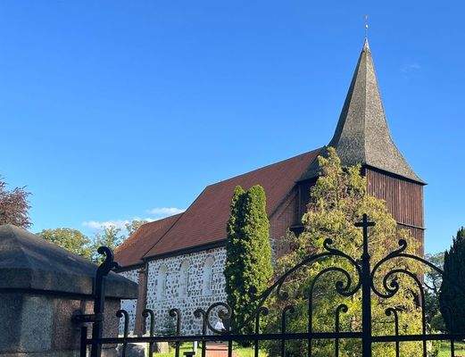Ortsimpression - Historische Feldsteinkirche
