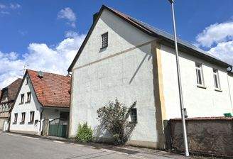 Gesamtansicht von Haus und Nebengebäude (PV-Anlage auf der Dachfläche des Nebengebäudes)