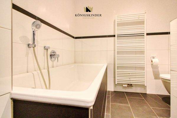 großes Badezimmer mit ausreichend Platz 