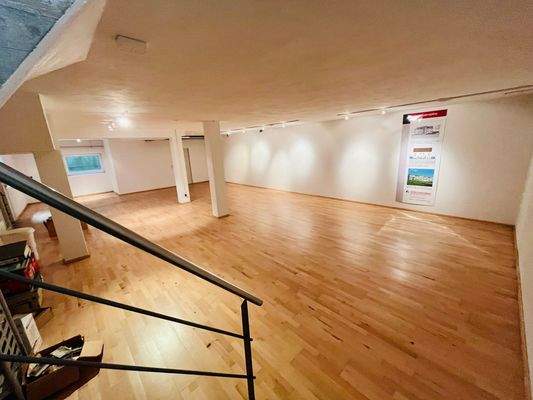Leerer Gewerberaum im UG