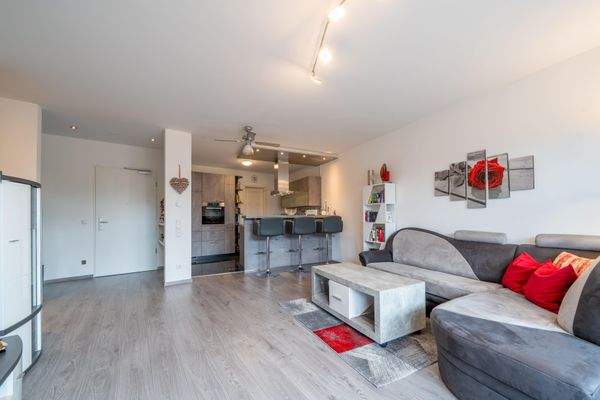 Wohnzimmer mit Blick in Küche