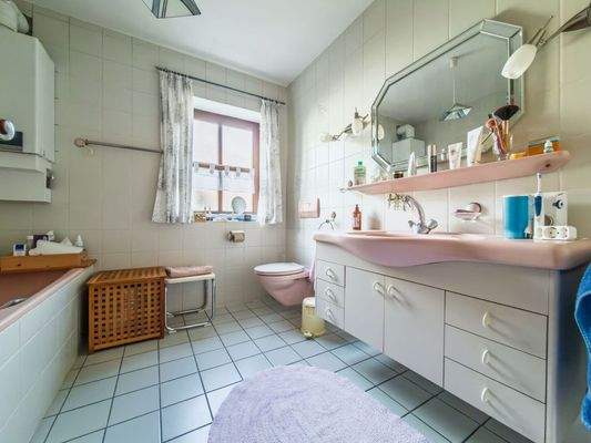 Badezimmer (EG)