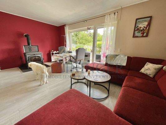 Wohnzimmer mit großen bodentiefen Fenstern