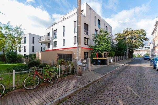 Hausansicht mit Blick in die Straße