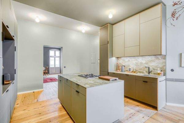 Küche mit Blick ins Wohnzimmer