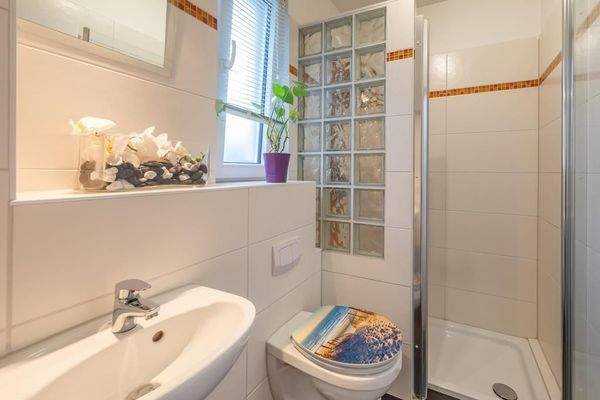 Gäste-WC mit Dusche