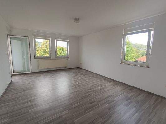 Wohnzimmer mit Zugang zum Balkon