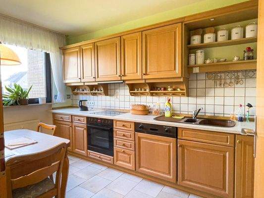 Küche mit Einbaumöbeln massiv