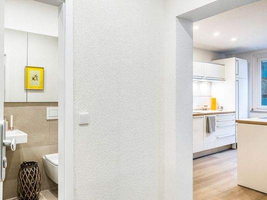 Vorderes Duschbad und Wohnküche