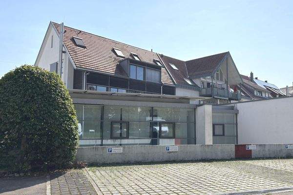 Rückansicht mit Stellplätzen