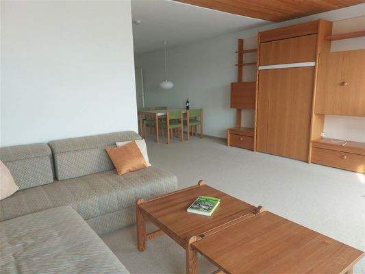 Möbliertes Wohnzimmer