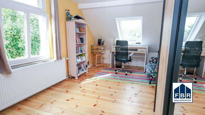 Großes Zimmer im Dachgeschoss