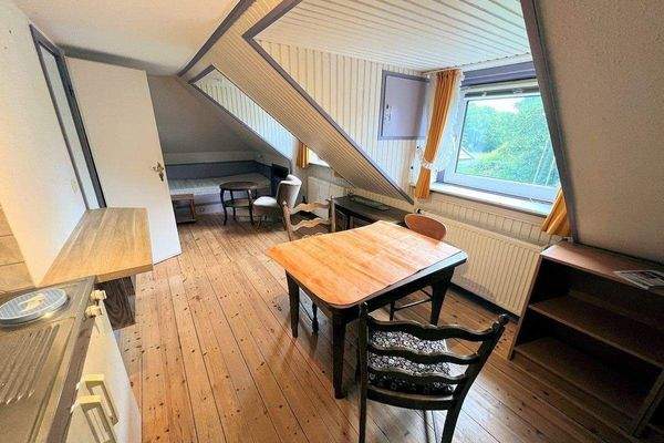 W1: Raum mit Küchenzeile im Dachgeschoss