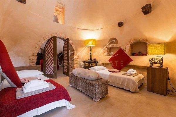 Trulli aus dem 17. Jahrhundert mit Pool