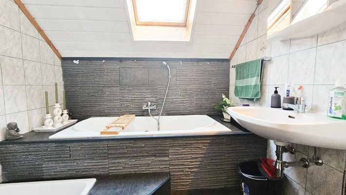 Bad mit Wanne - OG