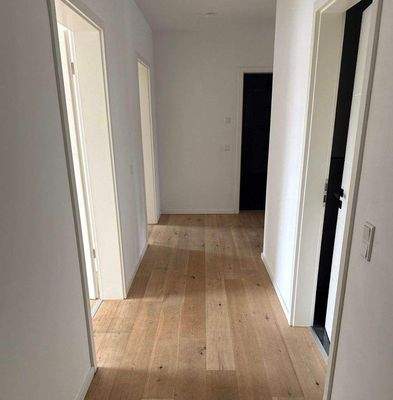 Diele mit Blick zur Hauseingangstüre