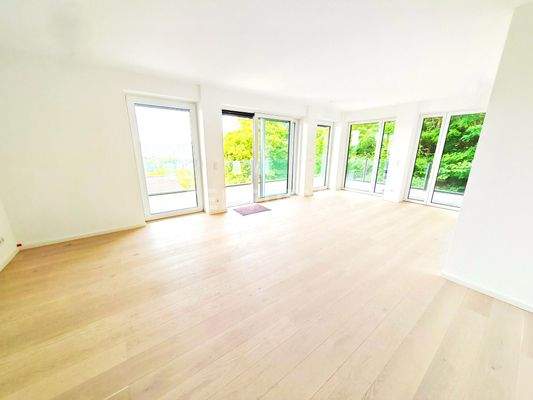 Lichtdurchfluteter Wohnraum