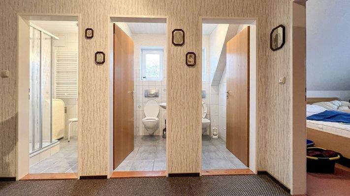 Zwei WCs und ein Duschbad im Obergeschoss