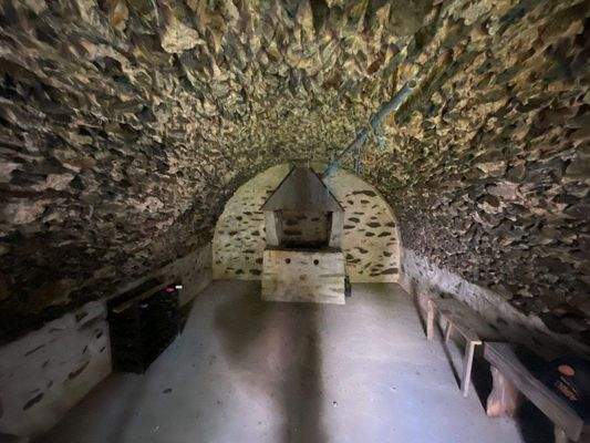 11 Großer Erdkeller mit konstanter Raumtemperatur.