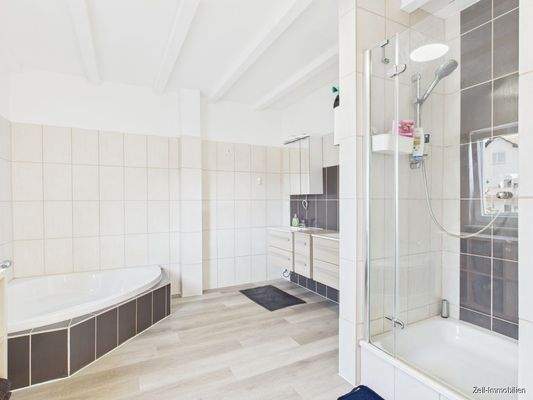 Tageslichtdusch- und Wannenbad