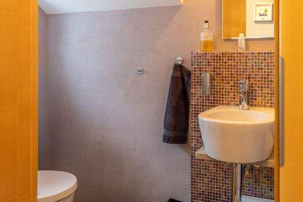 Zauberhafte Maisonette-Gartenwohnung mit XXL-Garage, Carport und eigenem Garten – Baujahr 2007